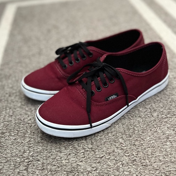 VANS Size 6 burgundy sneakers with black laces! - Picture 1 of 6
